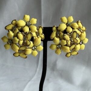 𝅺VINTAGE yellow flower butterfly earrings clip ons